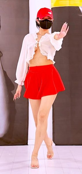 山庄VIP 小圈子内部秀 小奕超短光腚裙+牛仔裤 2部 4K/3.95G